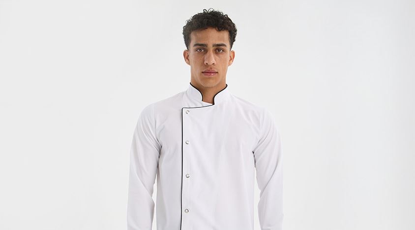 Erkek Chef Üniforma ile Profesyonel Mutfak Stili